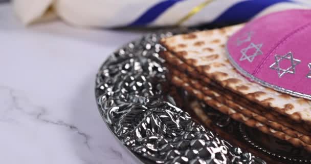 Jüdisches Pessach-Fest mit Torarollen, koschere Matza am traditionellen jüdischen Pessach-Feiertag — Stockvideo