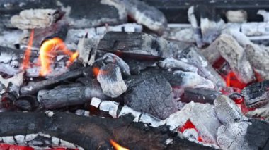 Şiş kebap için kömürlere ateş hazırlığı
