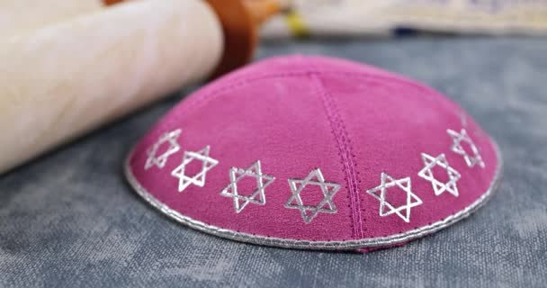 Еврейские православные праздники, во время молитвенных пунктов молитвенные платки tallit с свитком Торы — стоковое видео