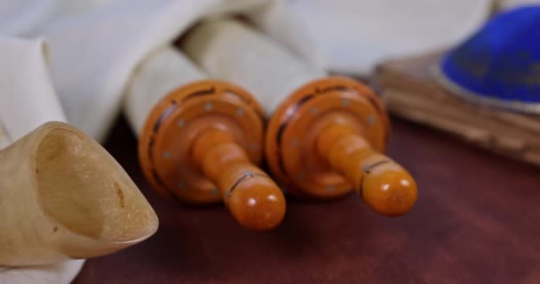 Shofar chifre símbolos religiosos judaicos em foco suave rolagem da torá judaica — Vídeo de Stock