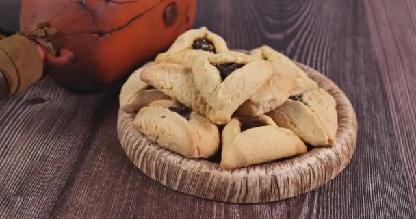 Traditionella judiska hamantaschen kakor kakor med purim firande bakgrund. Judisk karneval — Stockvideo