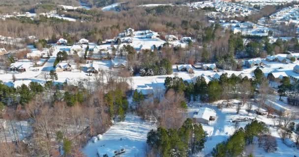 Αεροφωτογραφία των κατοικημένων περιοχών μεμονωμένα σπίτια σε μικρή πόλη του σε μια χιονισμένη χειμωνιάτικη μέρα — Αρχείο Βίντεο