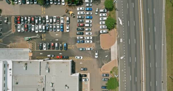 Автостоянка у великому асфальтовому паркінгу та автомобілях — стокове відео