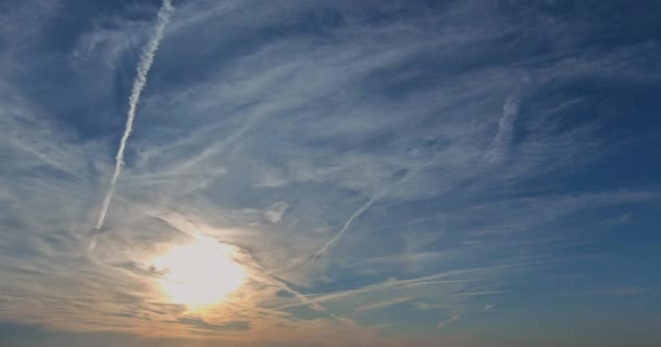Nádherné panorama s obložením mraku na oranžové obloze malebné silného východu slunce — Stock video