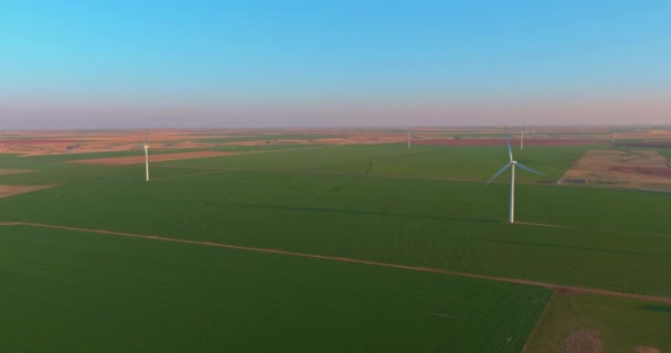 Вітряна турбіна енергетична ферма у Західному Техасі. — стокове відео