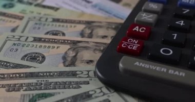 Bireysel Gelir Vergisi iadesi formu 1040 ABD Amerikan doları hesap makinesiyle.
