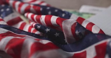 Tahta üzerinde Amerikan bayrağı Anma Günü
