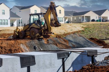 Tamir sırasında drenaj su kanalının üzerindeki yerel karayolu beton köprü