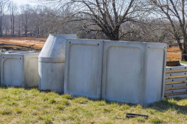 İnşaat sahasında kanalizasyon boruları yığılı sanayi binası hazırlığı