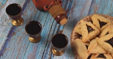 Yahudi karnaval Purim kutlaması hamantaschen kurabiyeleri, gürültü çıkarıcı ve parşömenli maske
