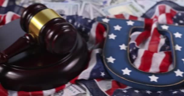 Cento dollari della bandiera americana con il martelletto del giudice — Video Stock