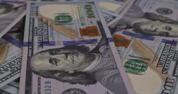 Cem dólares empilhados com notas de dólar dos EUA close-up — Vídeo de Stock