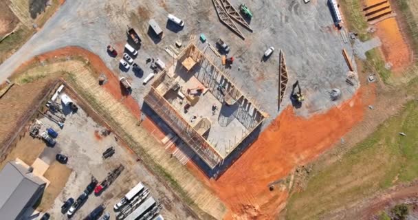 Vista aérea del marco de madera marco de viga palillo de la casa construida casa en construcción nueva construcción con armazón de madera — Vídeos de Stock