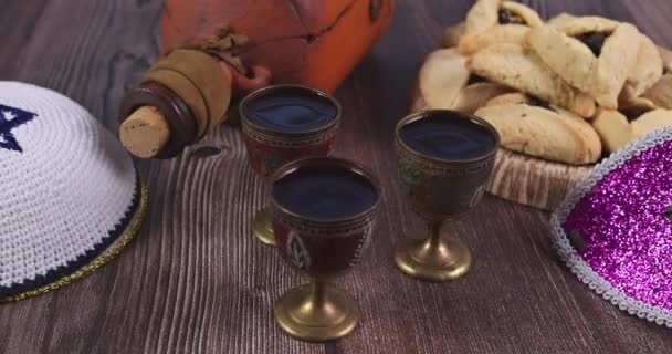 Židovská dovolená Purim s hamantaschen sušenky hamans uši, karnevalová maska a pergamen — Stock video