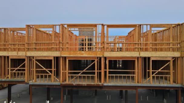 Veduta aerea della struttura in legno una nuova casa in legno in costruzione — Video Stock