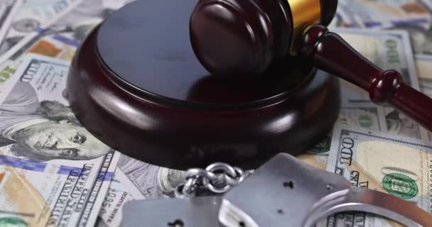 Juiz sanções americanas o tribunal impôs uma prisão em casa de propriedade com notas de dólares dos EUA — Vídeo de Stock