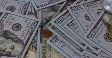 Yüz dolarlık banknotlar.
