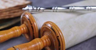 Hamursuz Bayramı geleneksel kutlaması Yahudi bayramı Peşinatı 'nın Tevrat parşömeninde mayasız ekmek.