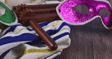 Hamans 'ın kulakları gürültü çıkarıcı ve maskeli Purim bayramı Yahudi karnavalı için