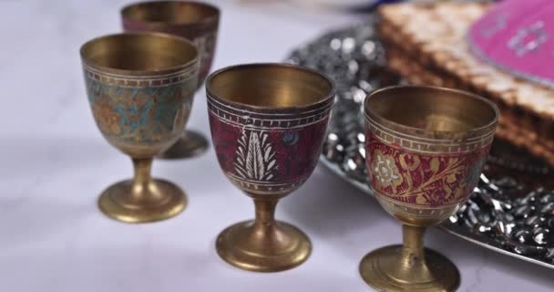 Pascha matzoh joods feestbrood, koosjere wijn boven houten tafel. — Stockvideo