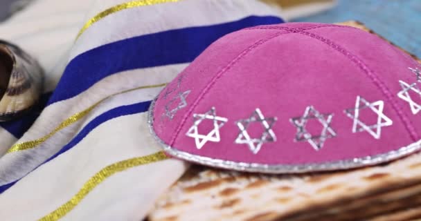 Židovská tradiční sváteční oslava, Pesah matza nekvašený chléb a čtyři šálek košer vína — Stock video