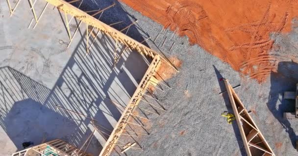 Madera enmarcando una casa en construcción en casa nueva construida — Vídeo de stock