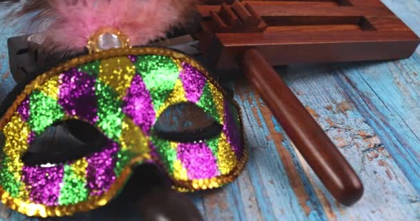 Празднование еврейского карнавала Пурим на печенье хаманташен, шумник и маска с пергаментом — стоковое видео
