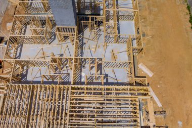 Apartman dairesi ahşap ikinci kat kirişleri yeni bir inşaat sahasının kirişleri