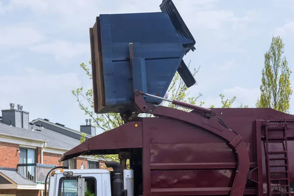 Lastkraftwagen Belädt Container Für Abfallentsorgung Auf Der Straße — Stockfoto