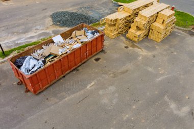 Endüstriyel çöp konteynırları, inşaat halindeki evdeki çöp toplama konteynırlarını doldurdu.