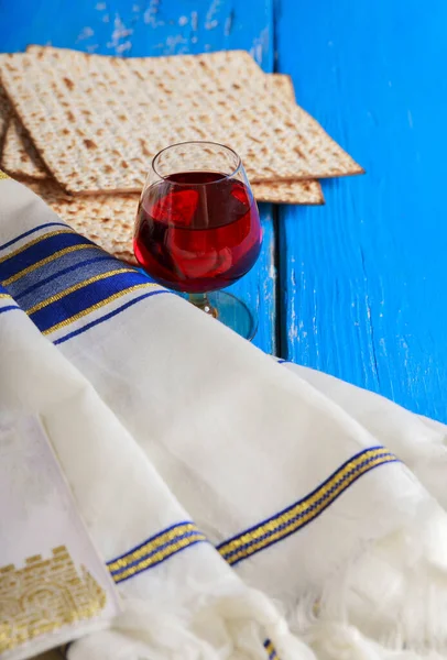 Jüdische Pesach Attribute Der Zusammensetzung Eine Tasse Voll Wein Und — Stockfoto