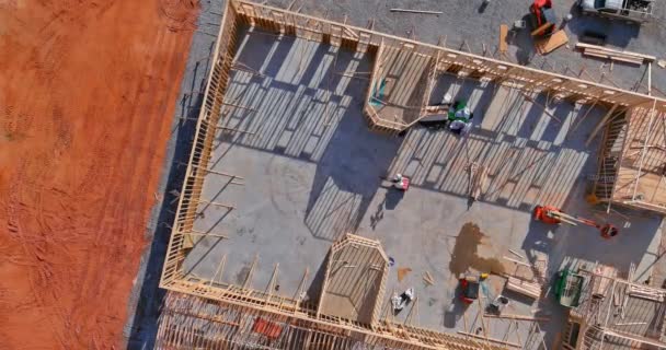 Lihat rumah baru di bawah kerangka konstruksi balok-balok tetap dibangun bangunan — Stok Video