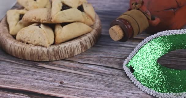 Yahudi karnaval Purim kutlaması hamantaschen kurabiyeleri, gürültü çıkarıcı ve parşömenli maske — Stok video