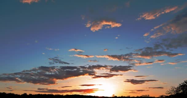 Colorido cielo dramático naranja y azul con nubes para la puesta del sol — Vídeo de stock