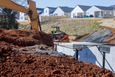 Tamir sırasında su kanalının üstündeki karayolu köprüsünün yeniden inşa yapısı