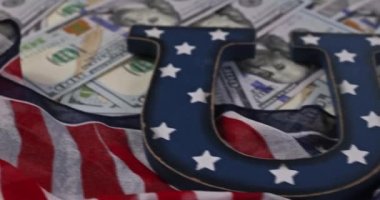 Ekonomi finans, Amerikan bayrağını Amerikan dolarının arka planında görüyor