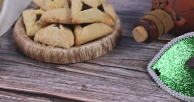 Geleneksel Yahudi bayramı kutlamaları hamantaschen kurabiyeleri, gürültü çıkarıcı ve maske karnavalı