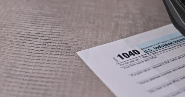 1040 Налоговая форма с чеком на возврат и банкнотами в долларах США крупным планом — стоковое видео