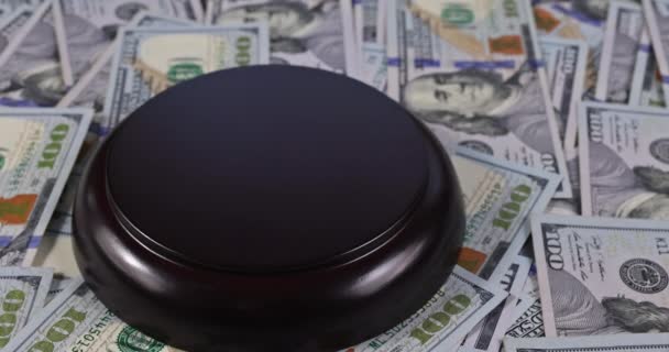 Koncepcja płatności za korupcję z pieniędzmi gotówkowymi w dolarach amerykańskich w młotku sędziego — Wideo stockowe