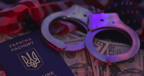 Menottes à la corruption criminelle argent dollars billets de la police clignotant lumière dans le passeport Ukraine — Video