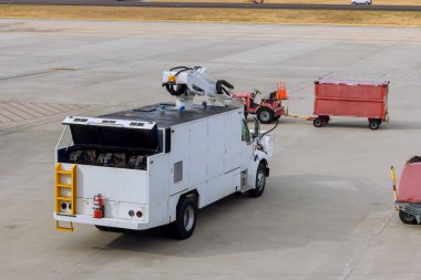 Havaalanındaki konveyör kamyonundaki elektromobil nakliye aracı