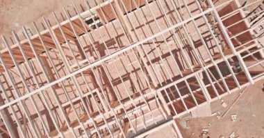 Kirişlerin iskeleti altında inşa edilmiş yeni evi görüntüle
