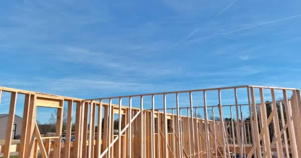 Framing balken stok gebouwd nieuw huis in aanbouw met uitzicht vanuit de lucht — Stockvideo