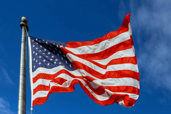 Närbild Amerikanska Flaggan Viftar Flaggstången Ett Tecken Patriotism — Stockfoto