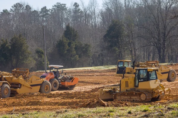 Kazıcı, inşaat alanında toprak taşıma ve peyzaj işleri yapıyor.