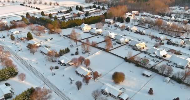 Vista aérea incrível com Boiling Springs cidade pequena cidade natal a após a queda de neve condições meteorológicas severas de inverno na Carolina do Sul — Vídeo de Stock