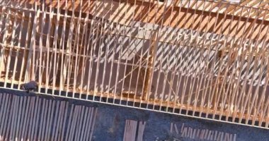 İnşaat iskeleti altındaki yeni bina.