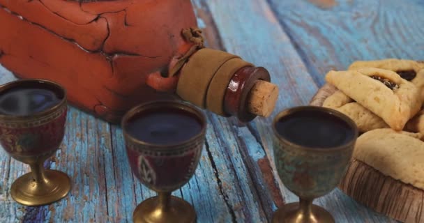 Traditionellt firande på judisk semester Purim i hamantaschen kakor, ljudläggare och mask karneval — Stockvideo