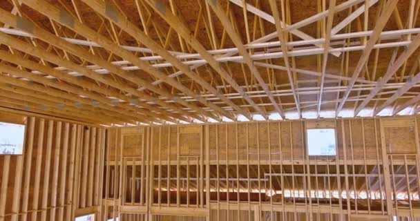 Utsikt över rambalkar stick byggt nytt hem under uppbyggnad — Stockvideo