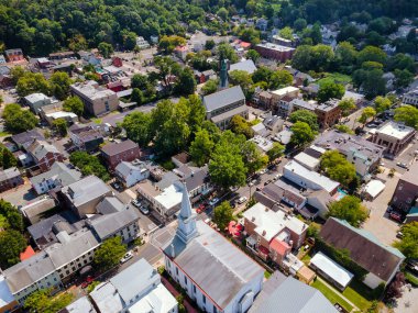 Tek kişilik aile evleri, New Jersey 'deki tarihi Lambertville kasabasının çatıları.